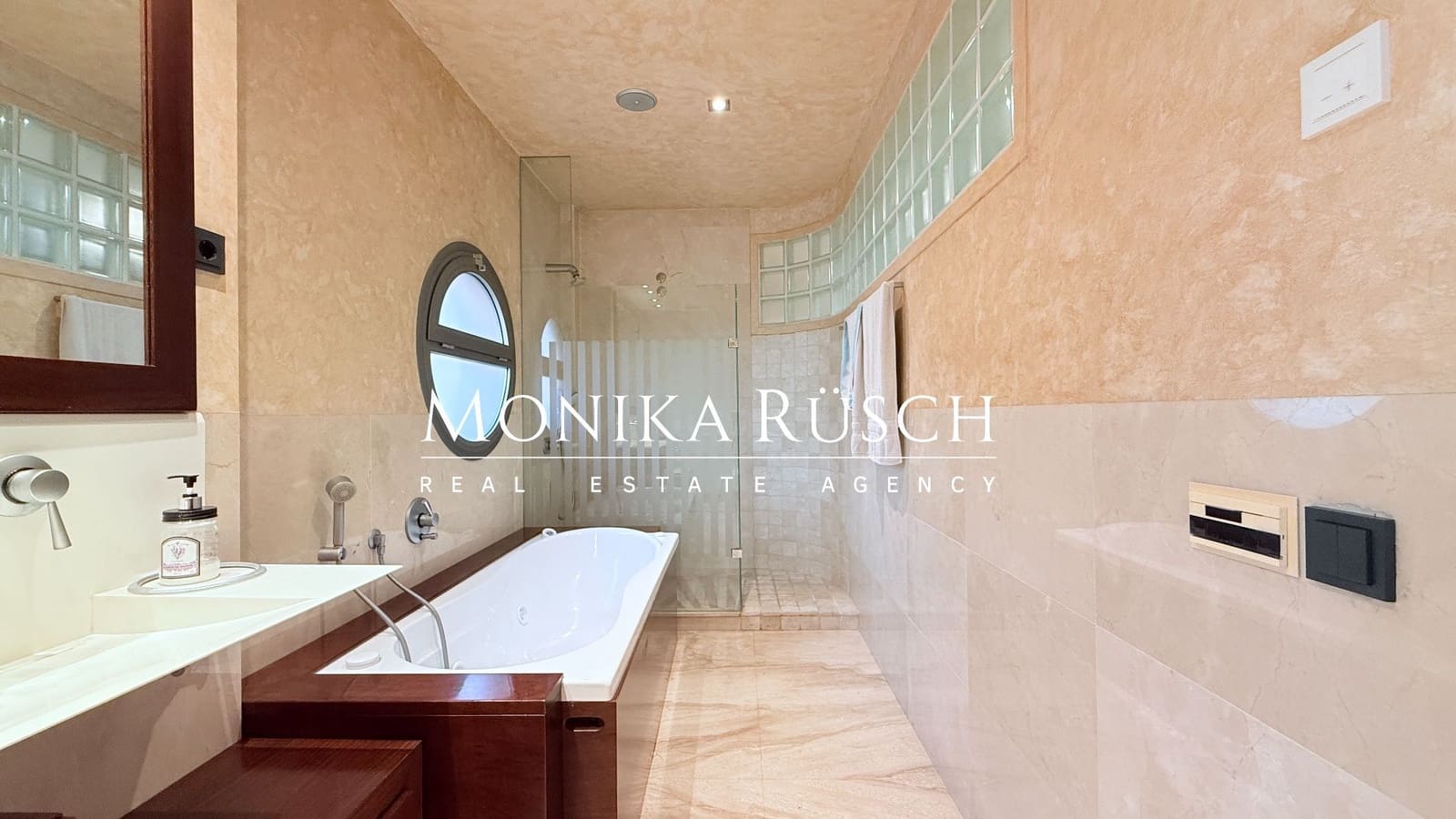 4 makuuhuone Huvila vuokrattavana paikassa El Prat de Llobregat mukana 
autotalli - 2 500 € (Ref: 9512009)