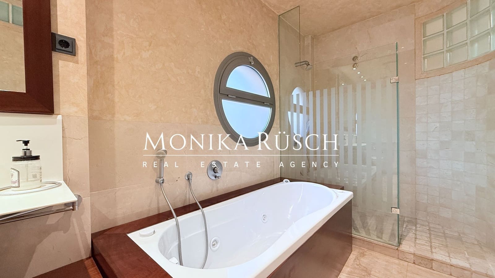 4 makuuhuone Huvila vuokrattavana paikassa El Prat de Llobregat mukana 
autotalli - 2 500 € (Ref: 9512009)