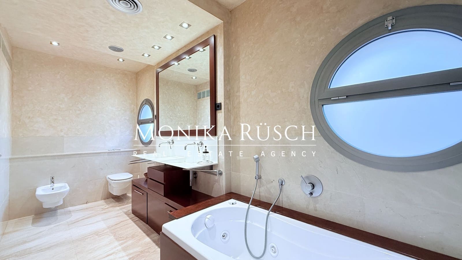 4 makuuhuone Huvila vuokrattavana paikassa El Prat de Llobregat mukana 
autotalli - 2 500 € (Ref: 9512009)