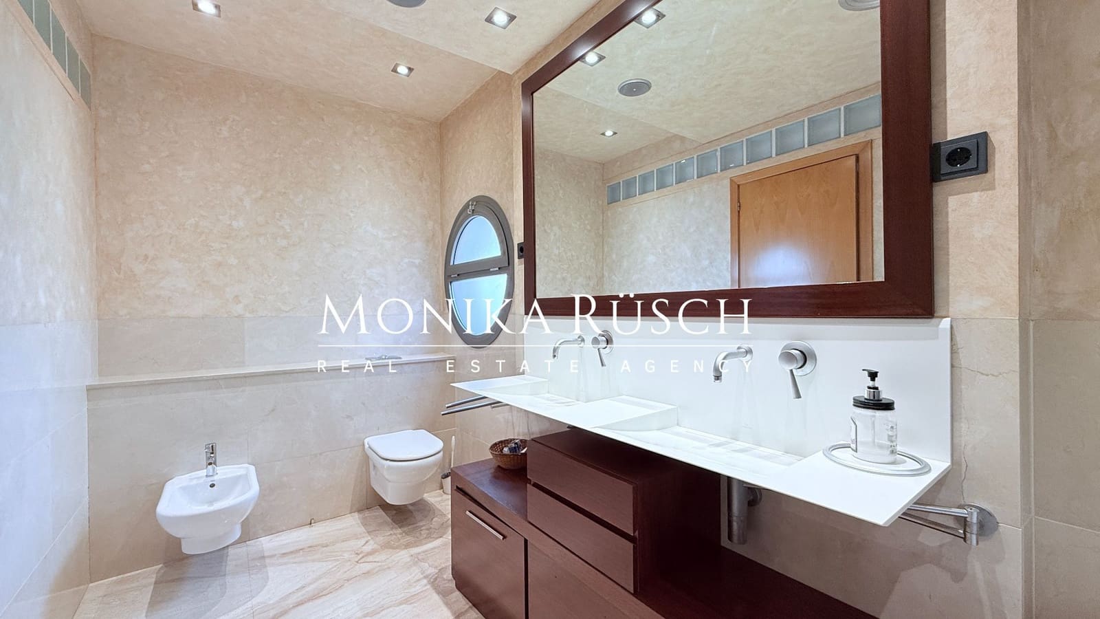 4 makuuhuone Huvila vuokrattavana paikassa El Prat de Llobregat mukana 
autotalli - 2 500 € (Ref: 9512009)