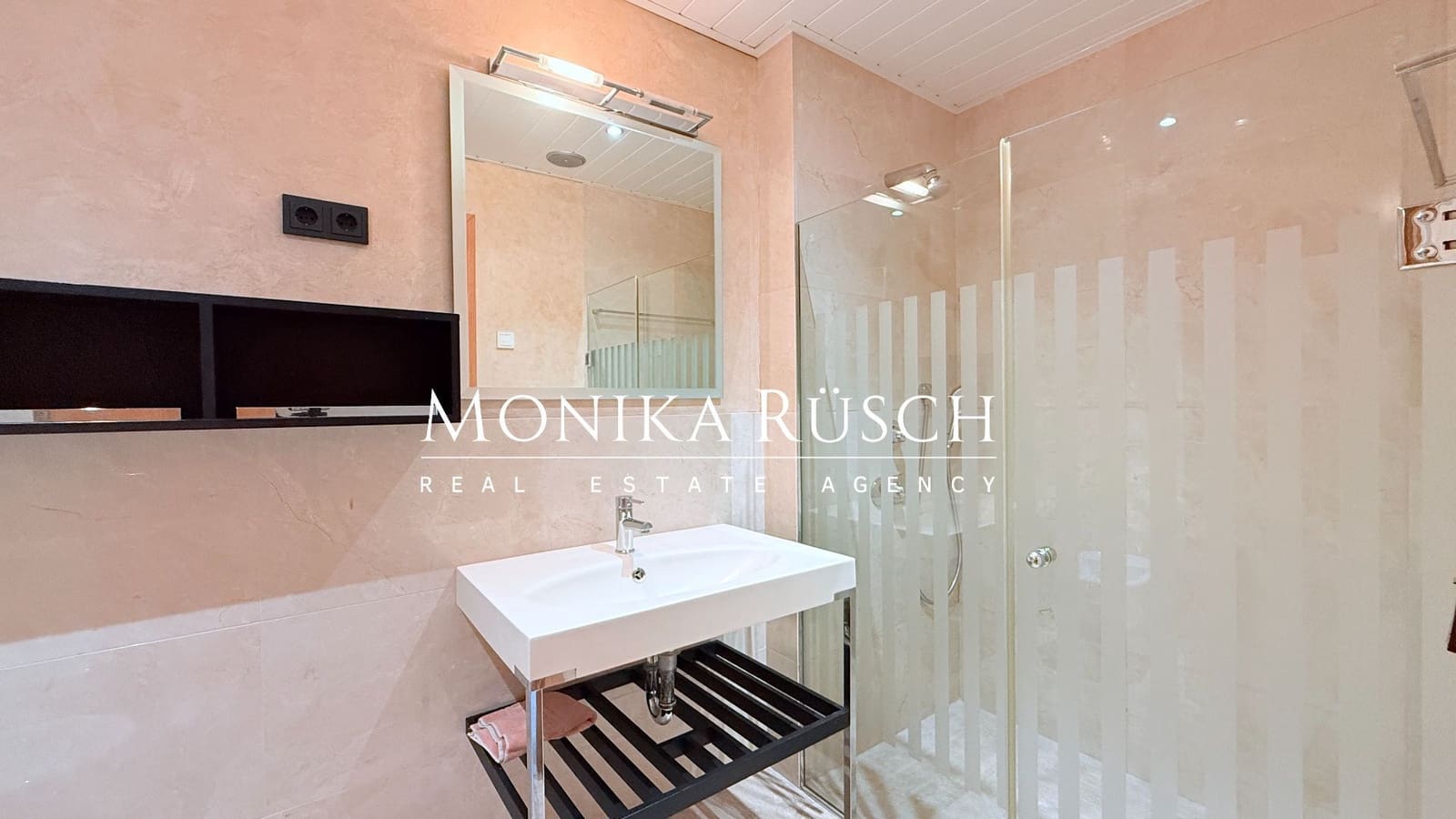 4 makuuhuone Huvila vuokrattavana paikassa El Prat de Llobregat mukana 
autotalli - 2 500 € (Ref: 9512009)