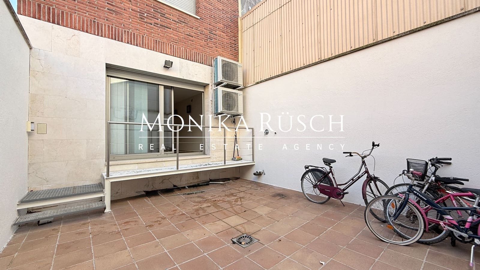 4 makuuhuone Huvila vuokrattavana paikassa El Prat de Llobregat mukana 
autotalli - 2 500 € (Ref: 9512009)