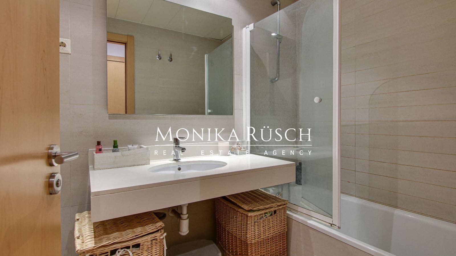 3 soveværelse Lejlighed til leje i Barcelona by med garage - € 2.045 (Ref: 9573958)