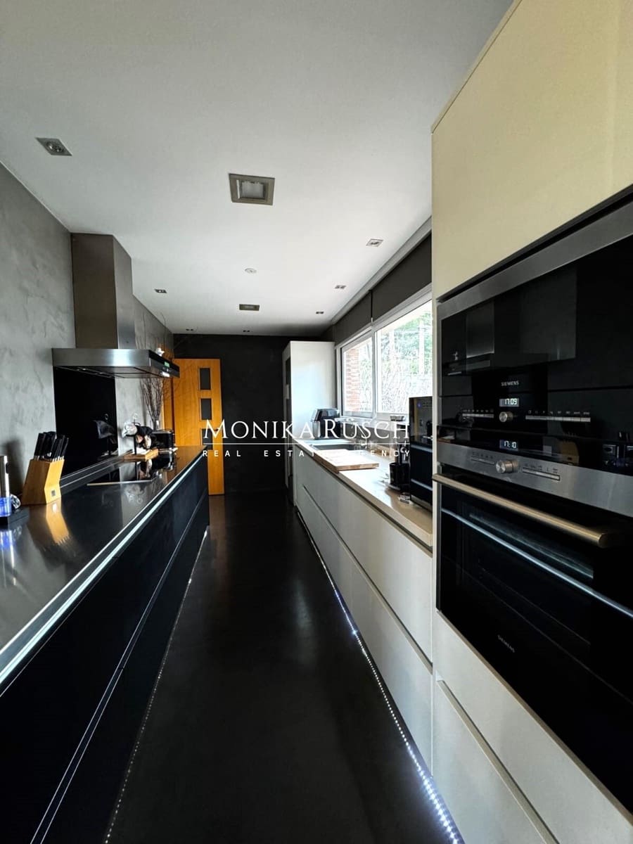 4 bedroom Villa for sale in Palleja with pool garage - € 580,000 (Ref: 9629586)