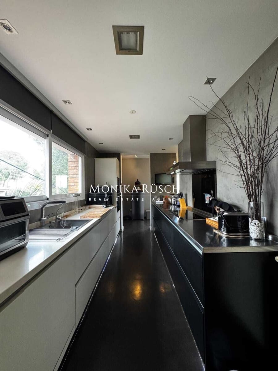 4 bedroom Villa for sale in Palleja with pool garage - € 580,000 (Ref: 9629586)