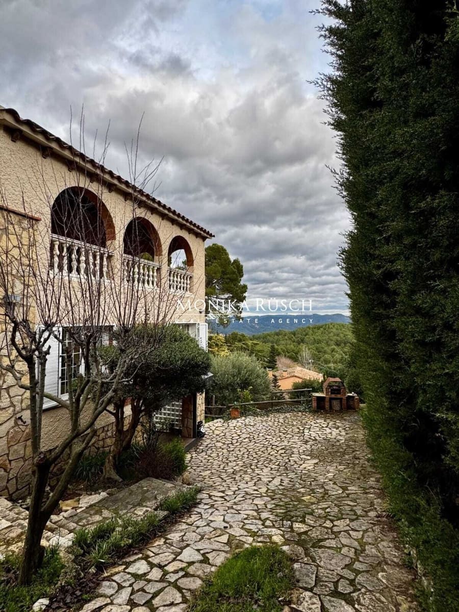 4 bedroom Villa for sale in Palleja with pool garage - € 580,000 (Ref: 9629586)