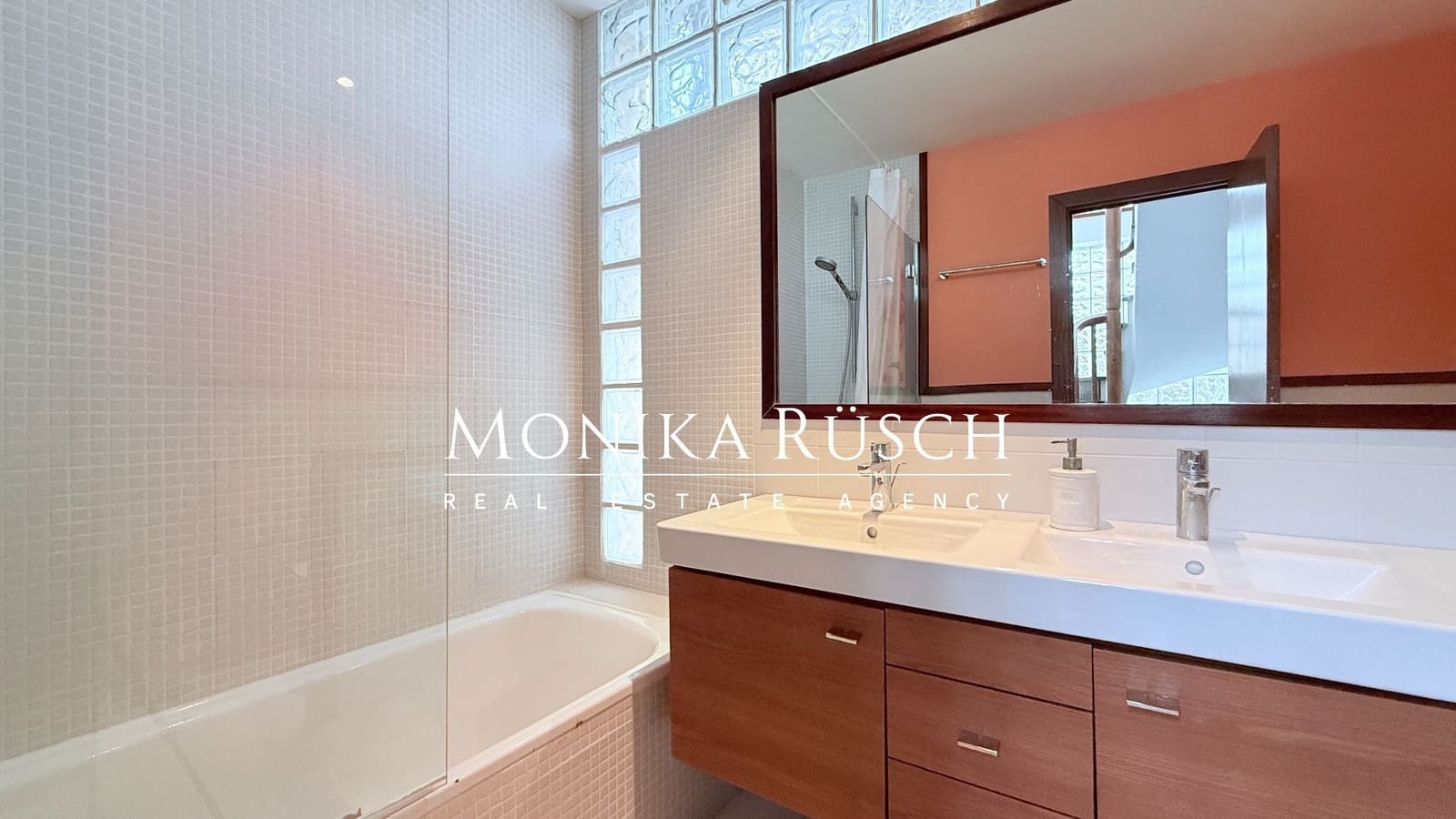 5 quarto Moradia para venda em Gava com piscina garagem - 1 390 000 € (Ref: 9694670)