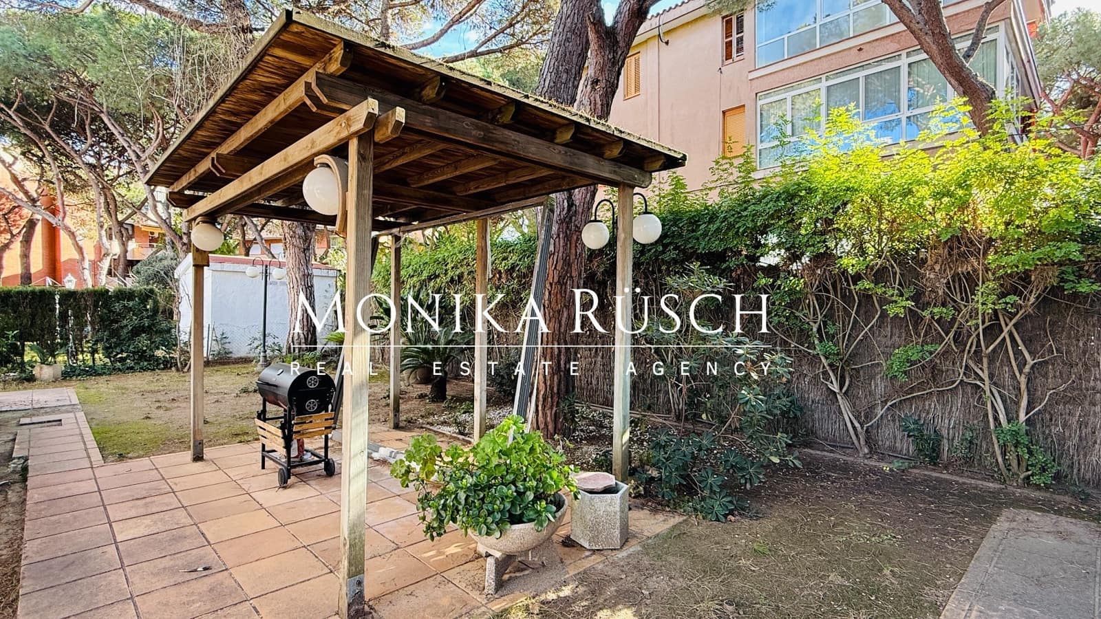 5 quarto Moradia para venda em Gava com piscina garagem - 1 390 000 € (Ref: 9694670)