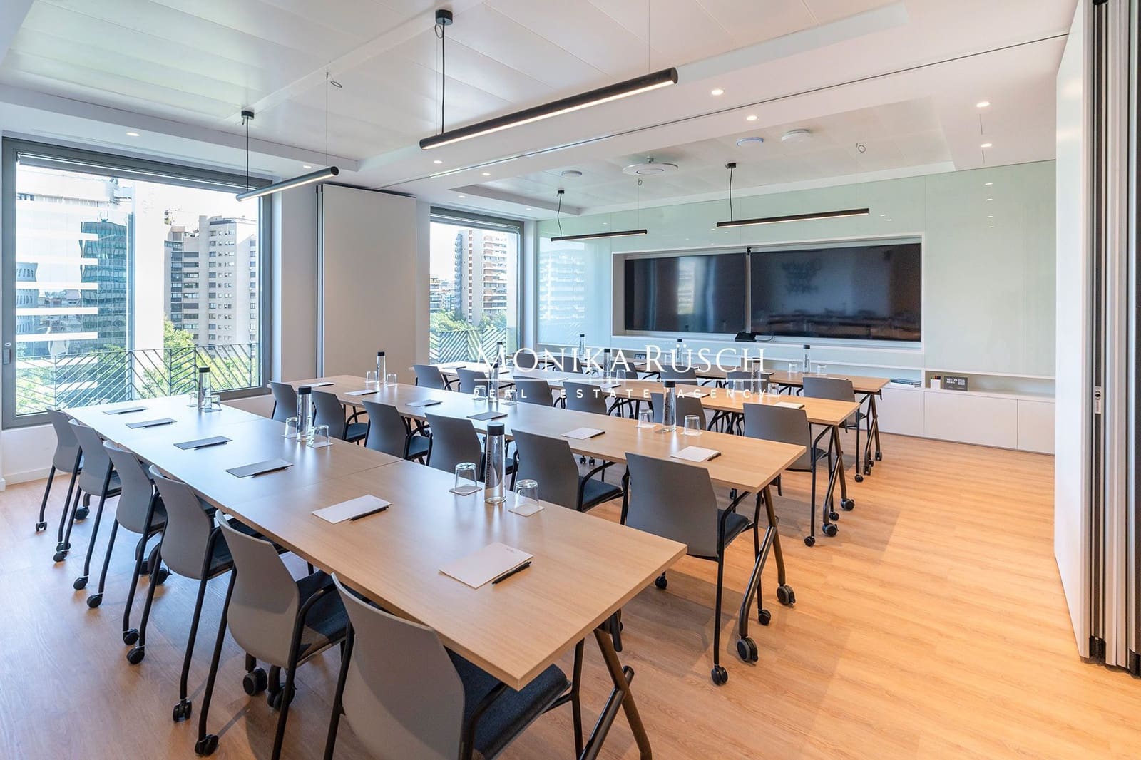 Kontor til leje i Barcelona by med garage - € 1.300 (Ref: 9835167)