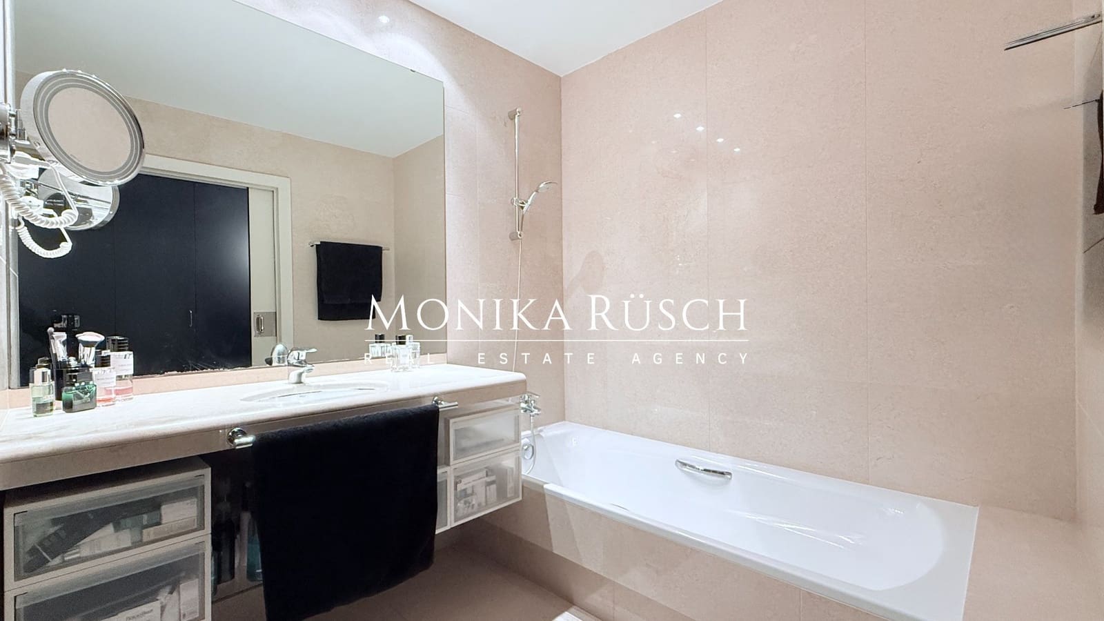 3 bedroom Flat for sale in Barcelona city with garage - € 1,050,000 (Ref: 9838870)