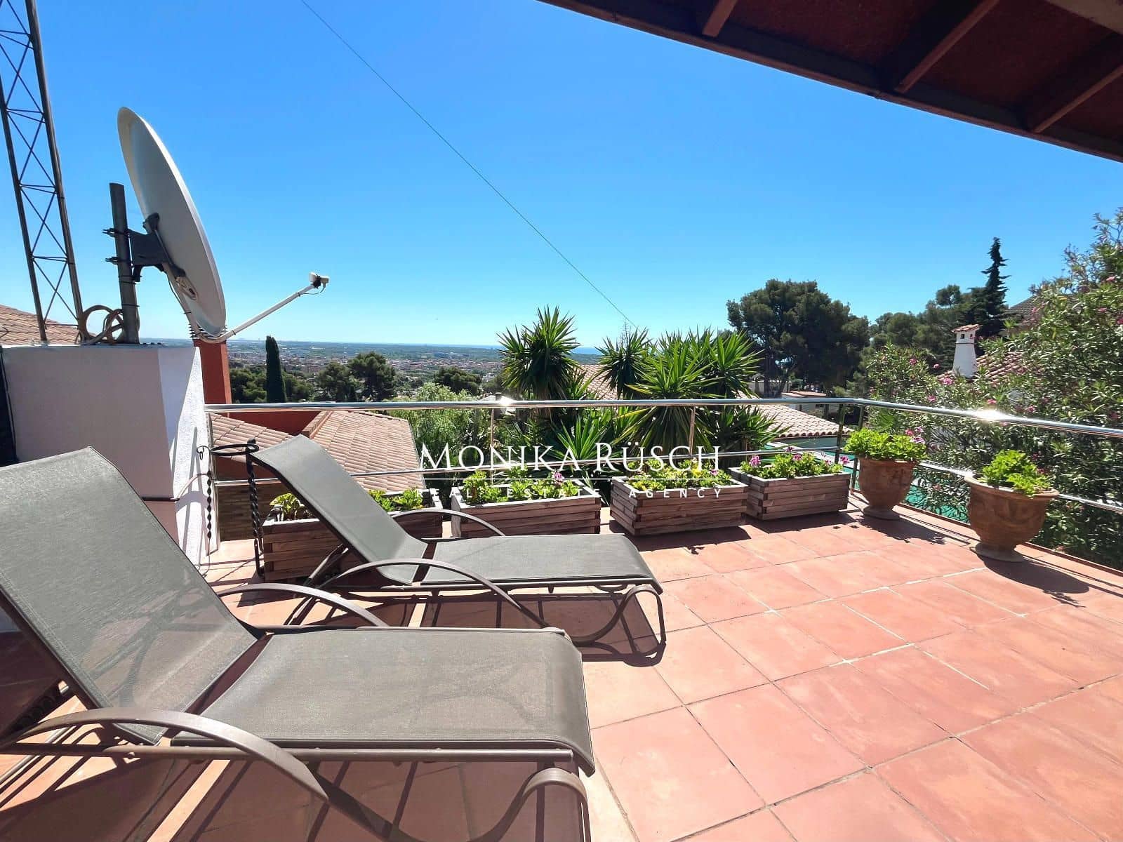 3 bedroom Villa for sale in Castelldefels with garage - € 1,300,000 (Ref: 9910007)
