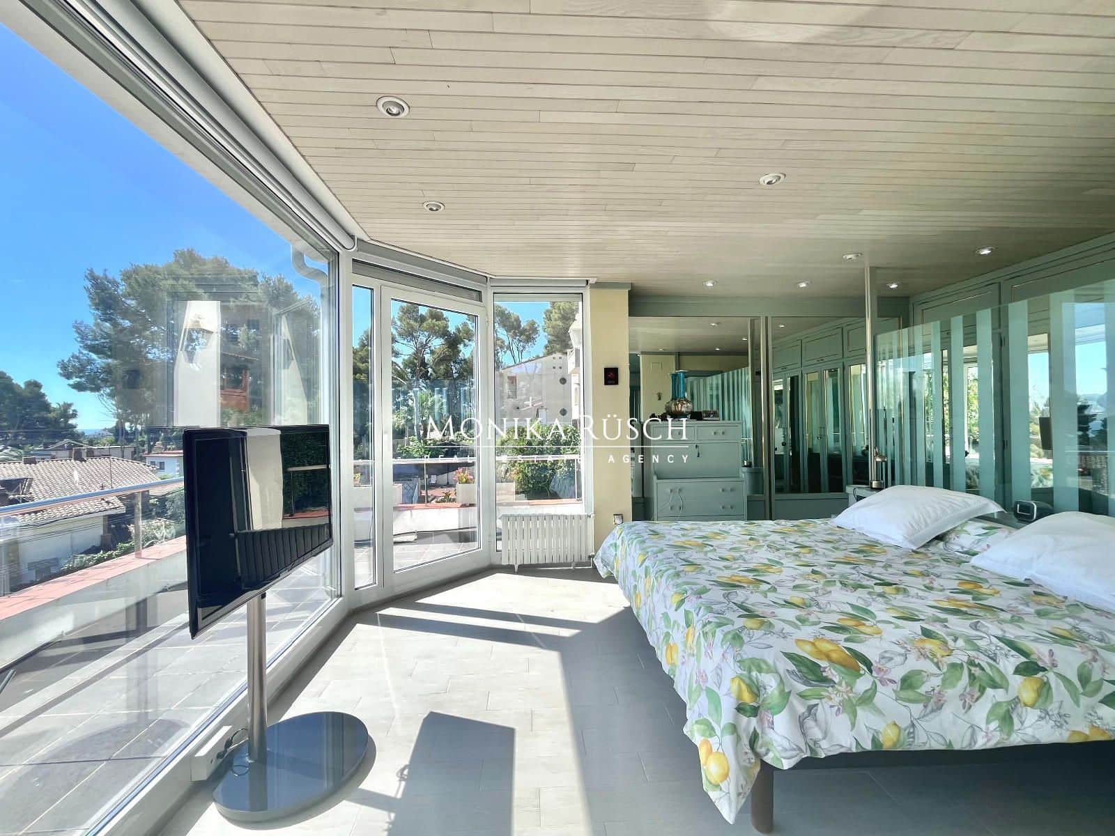 3 bedroom Villa for sale in Castelldefels with garage - € 1,300,000 (Ref: 9910007)