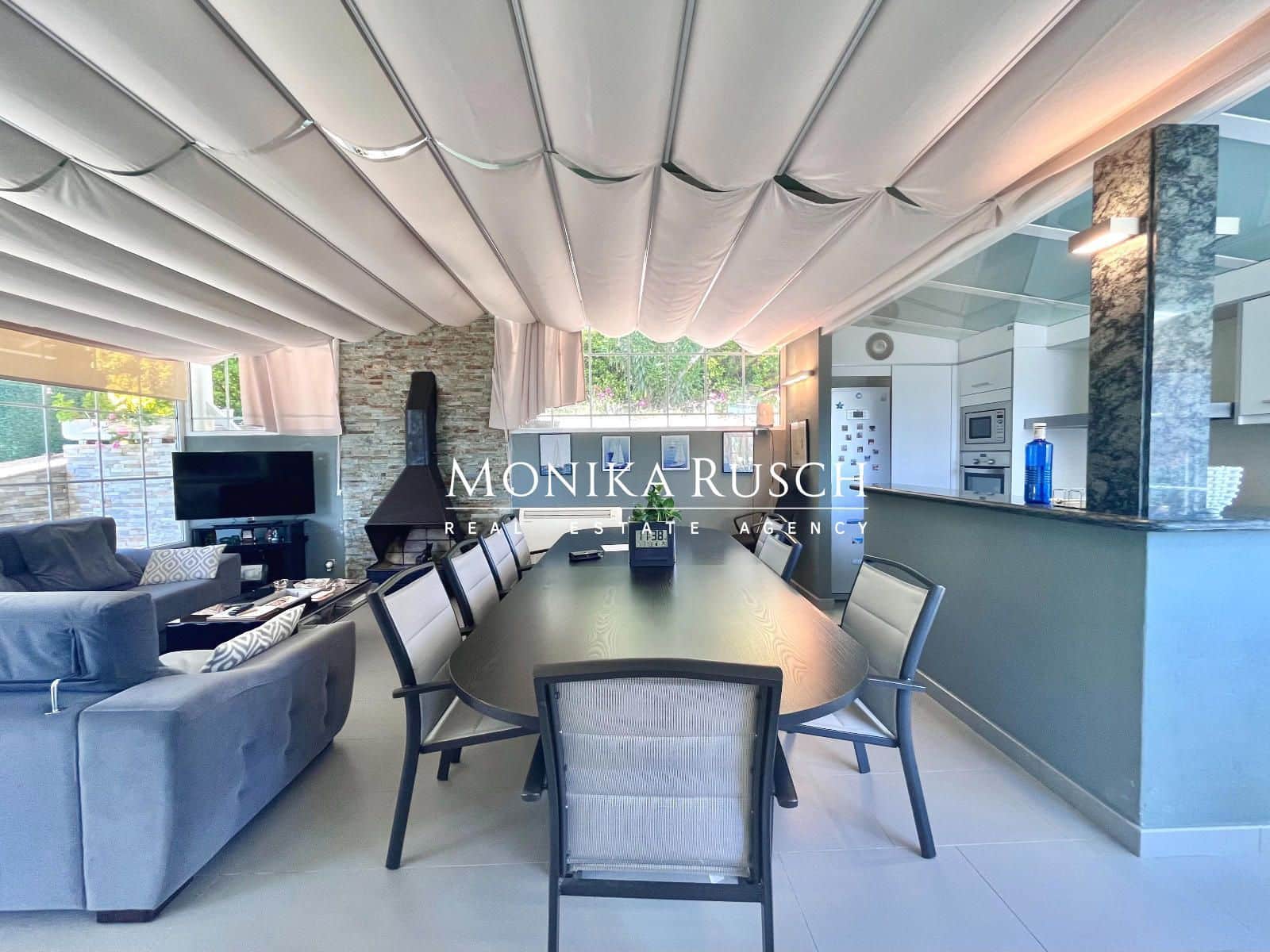 3 bedroom Villa for sale in Castelldefels with garage - € 1,300,000 (Ref: 9910007)