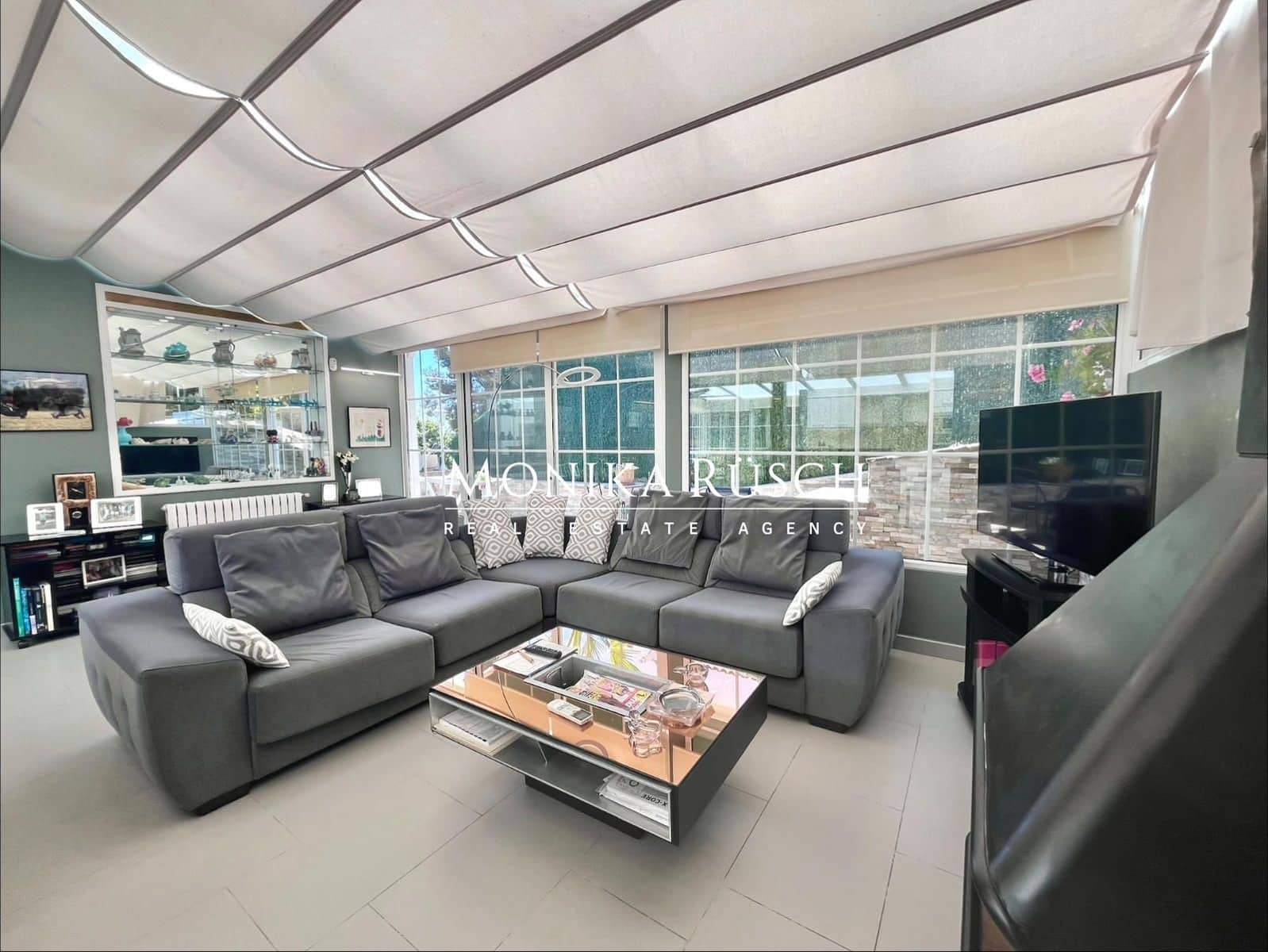 3 bedroom Villa for sale in Castelldefels with garage - € 1,300,000 (Ref: 9910007)