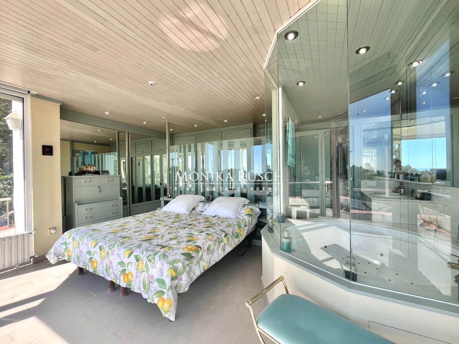 3 bedroom Villa for sale in Castelldefels with garage - € 1,300,000 (Ref: 9910007)