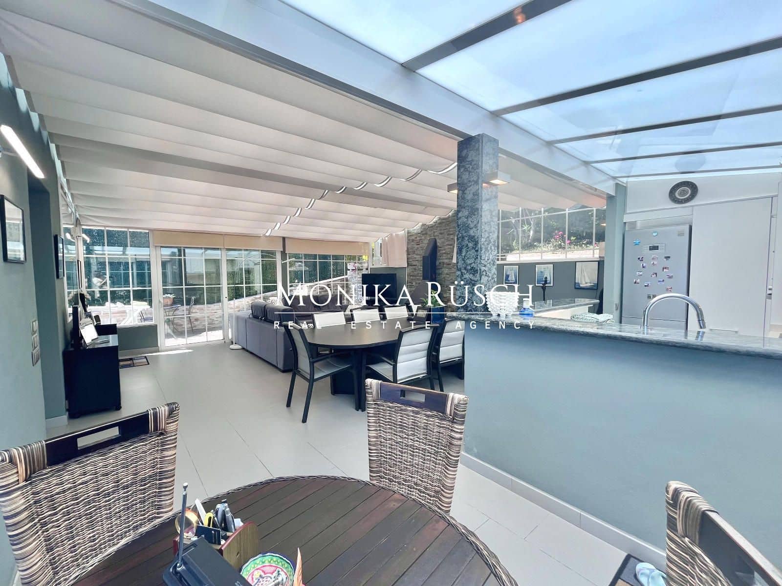 3 bedroom Villa for sale in Castelldefels with garage - € 1,300,000 (Ref: 9910007)