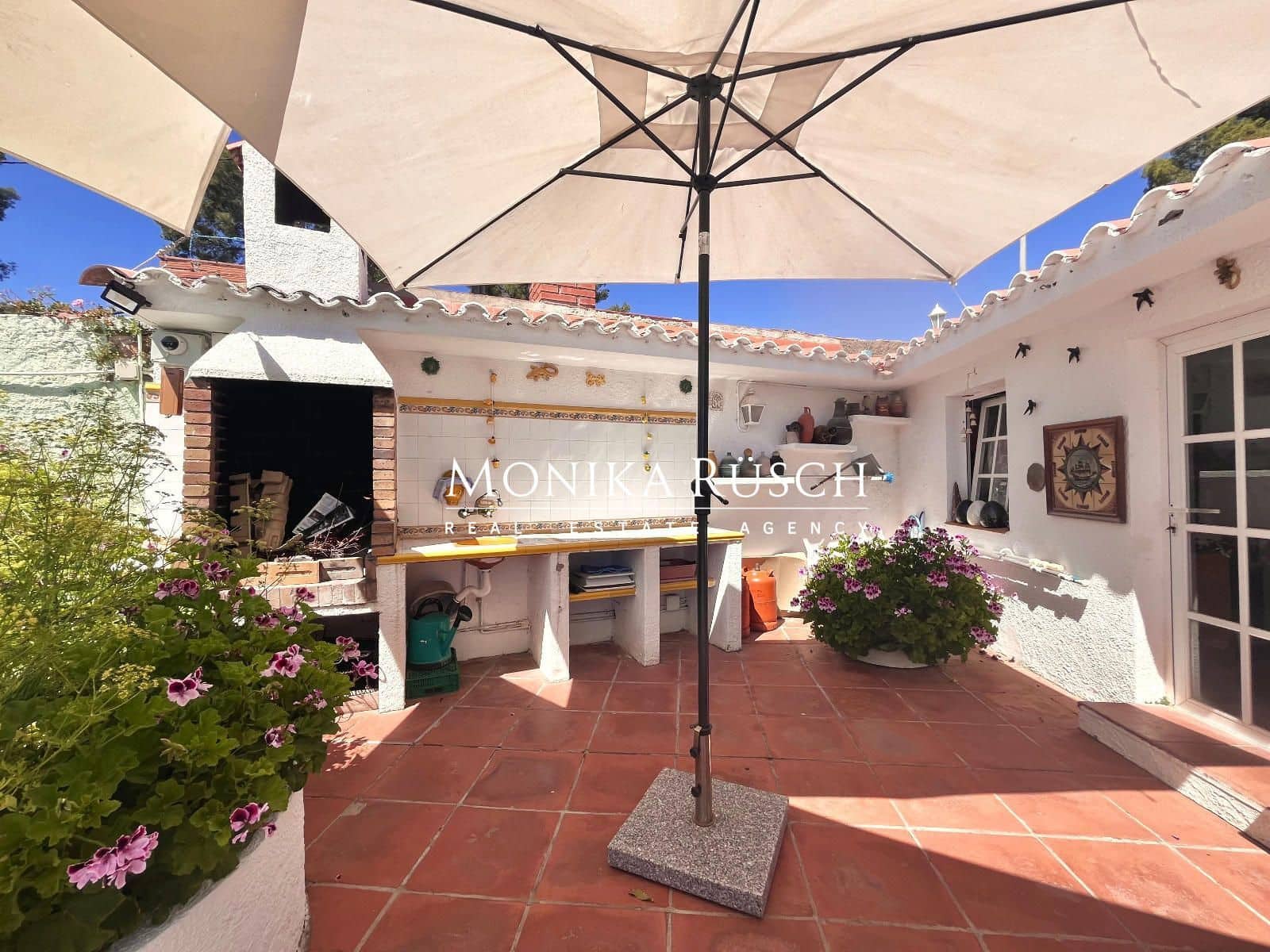 3 bedroom Villa for sale in Castelldefels with garage - € 1,300,000 (Ref: 9910007)
