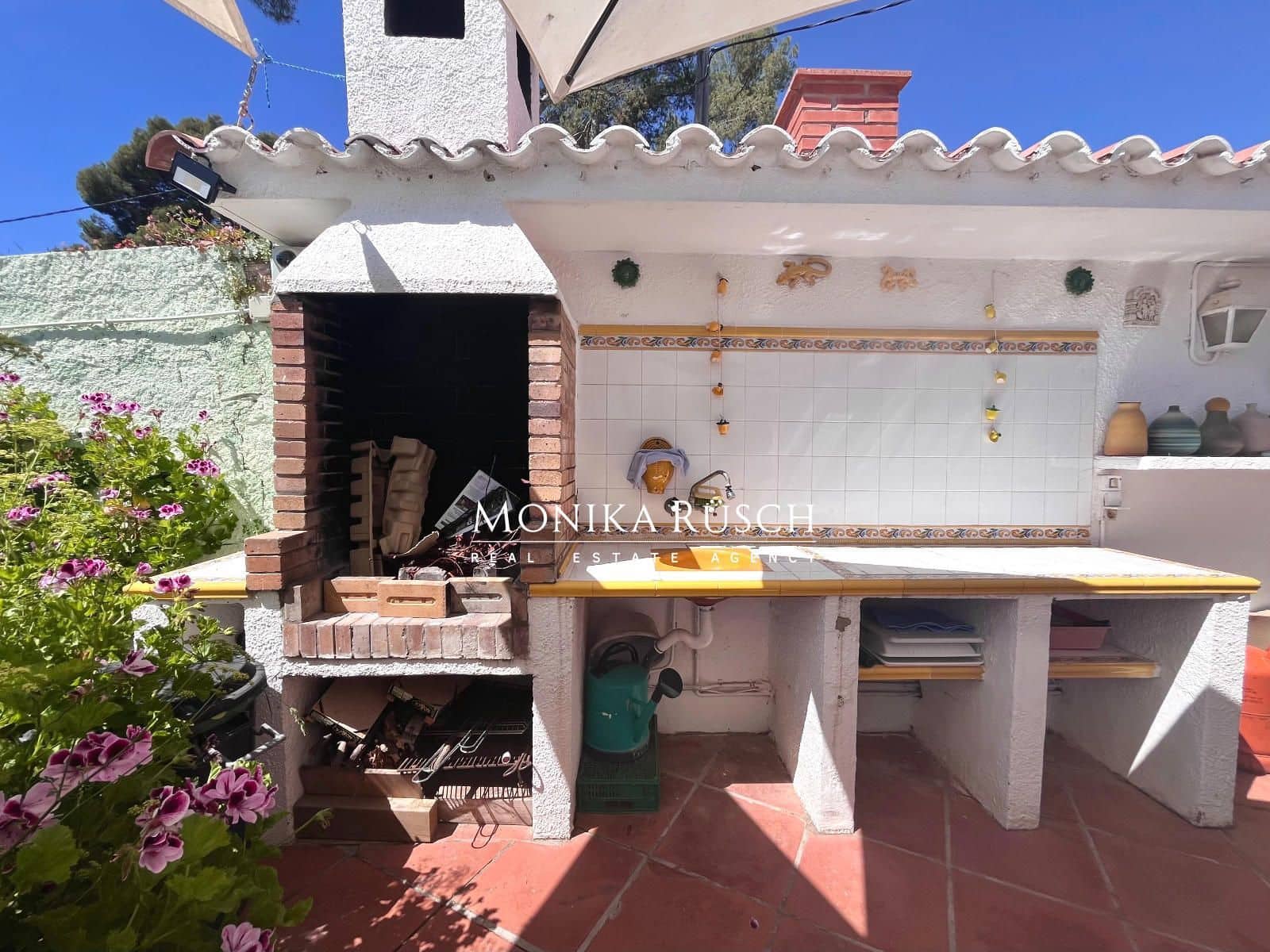 3 bedroom Villa for sale in Castelldefels with garage - € 1,300,000 (Ref: 9910007)