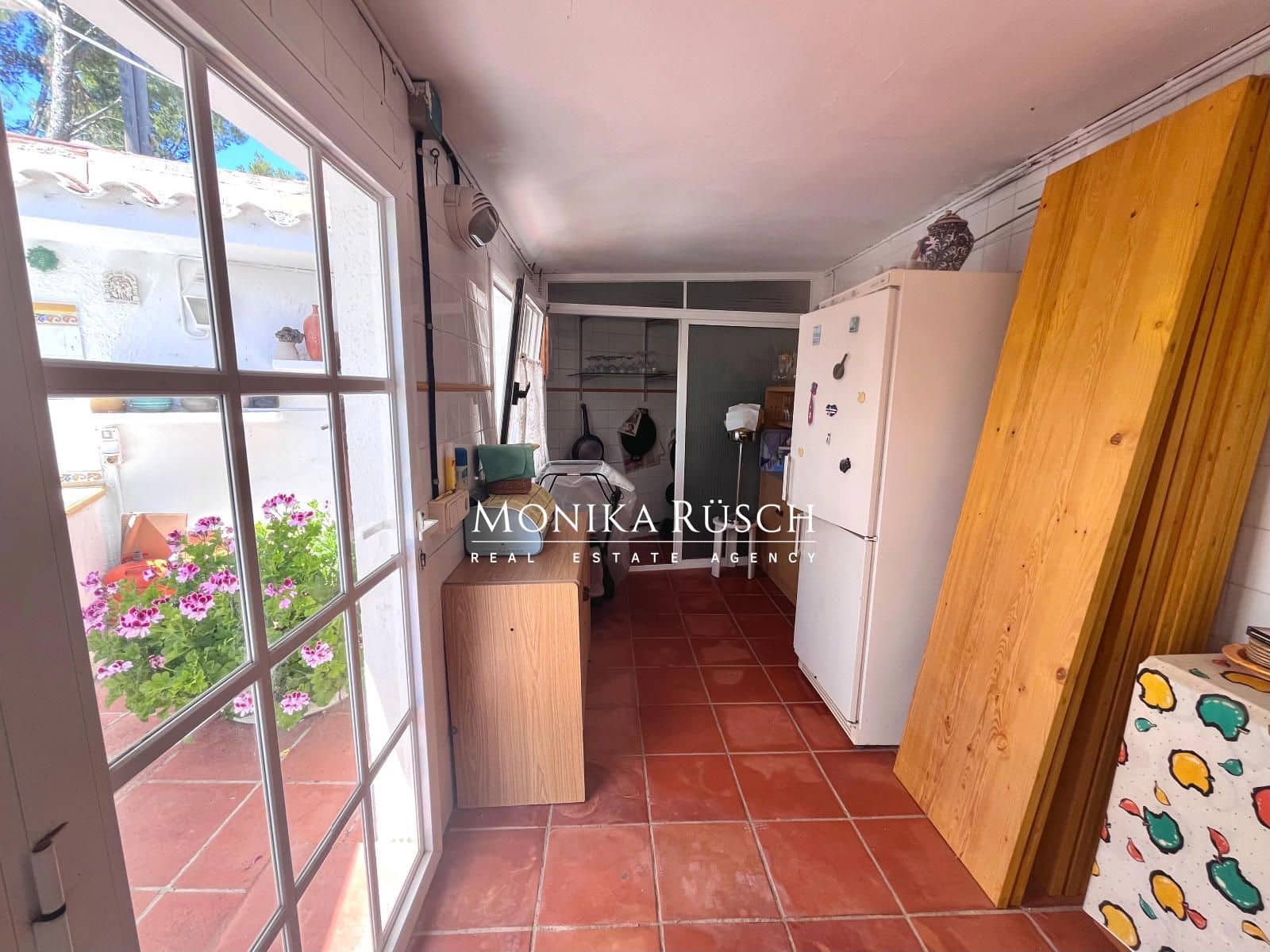 3 bedroom Villa for sale in Castelldefels with garage - € 1,300,000 (Ref: 9910007)