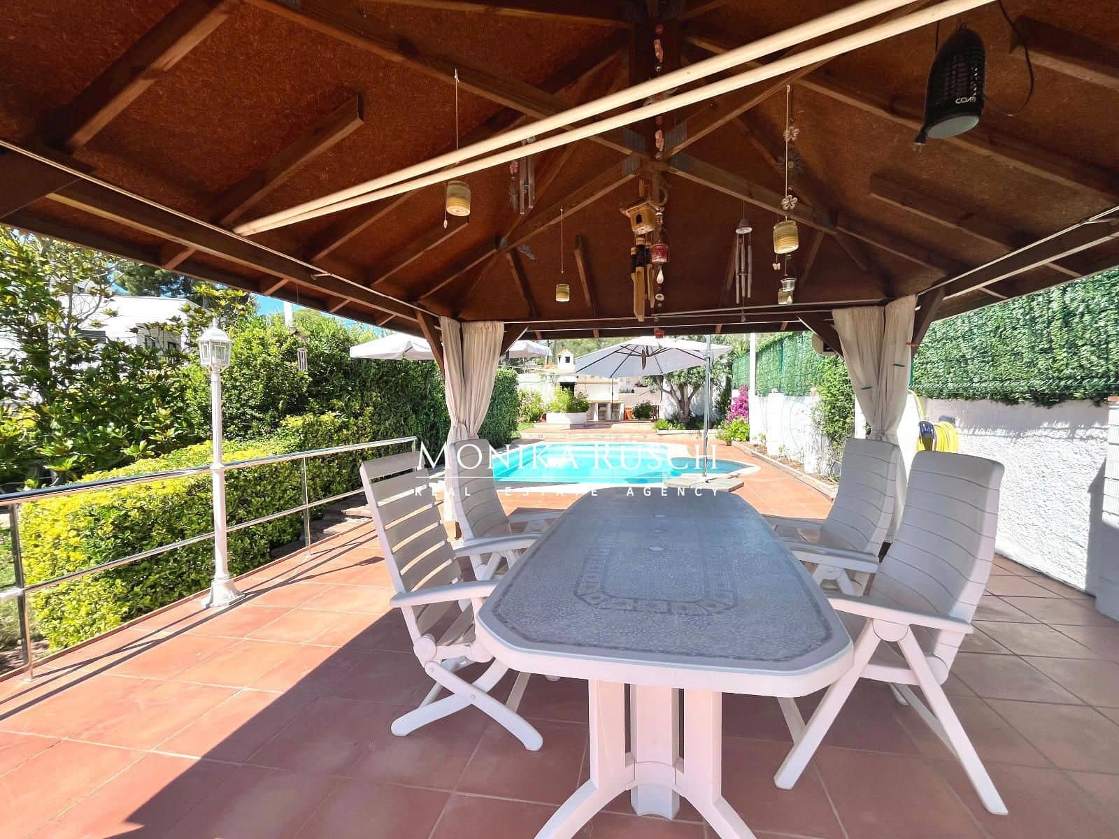 3 bedroom Villa for sale in Castelldefels with garage - € 1,300,000 (Ref: 9910007)