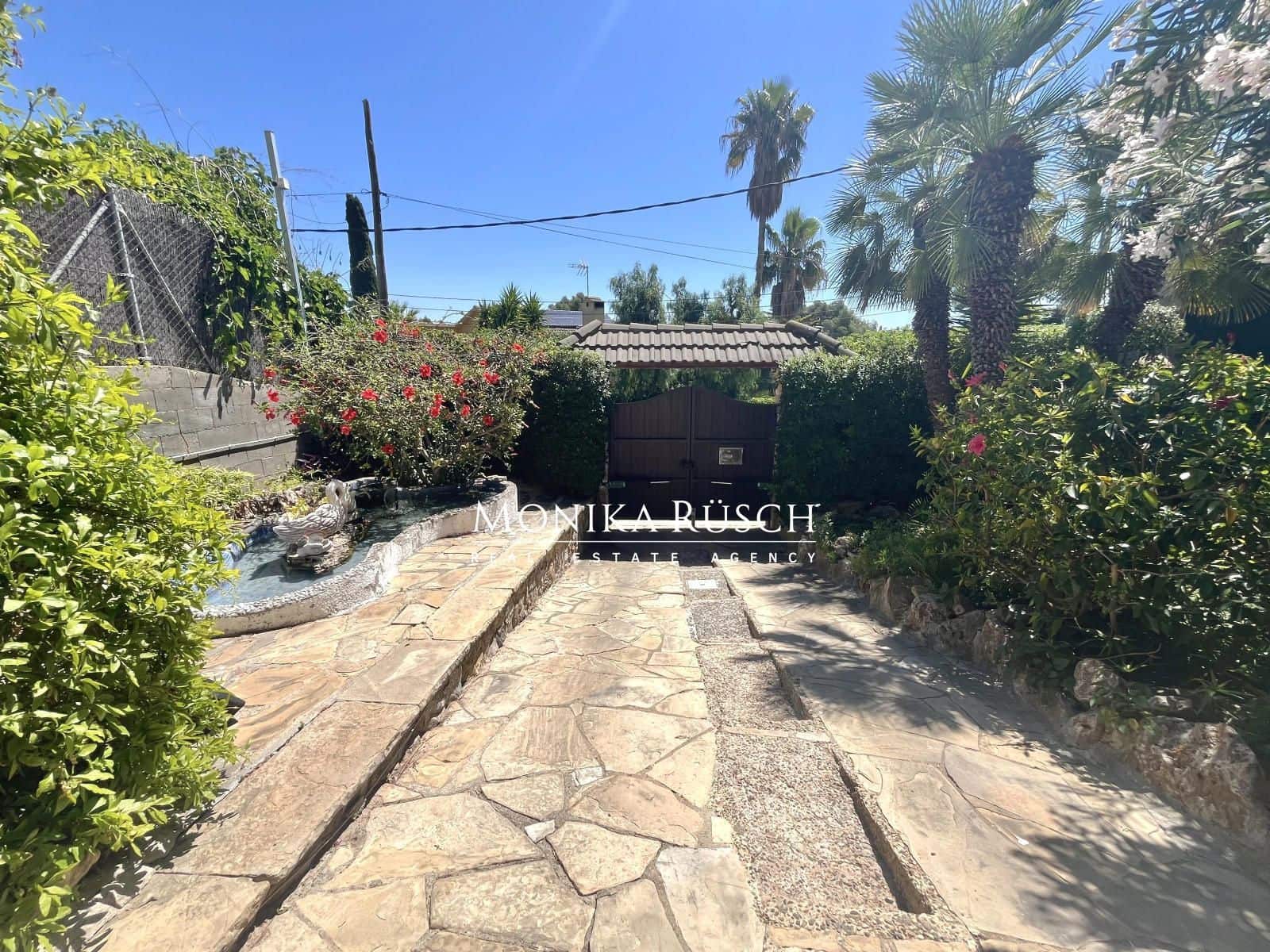 3 bedroom Villa for sale in Castelldefels with garage - € 1,300,000 (Ref: 9910007)