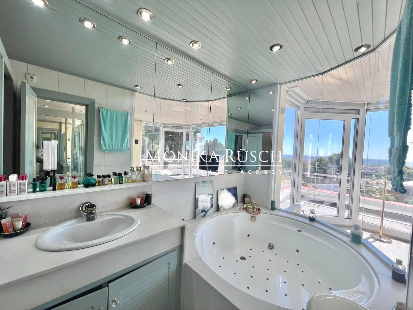 3 bedroom Villa for sale in Castelldefels with garage - € 1,300,000 (Ref: 9910007)