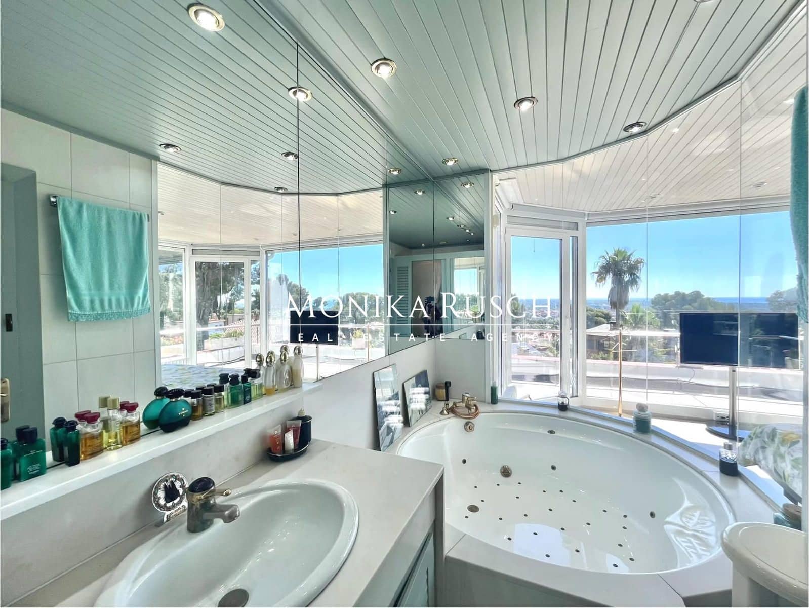 3 bedroom Villa for sale in Castelldefels with garage - € 1,300,000 (Ref: 9910007)