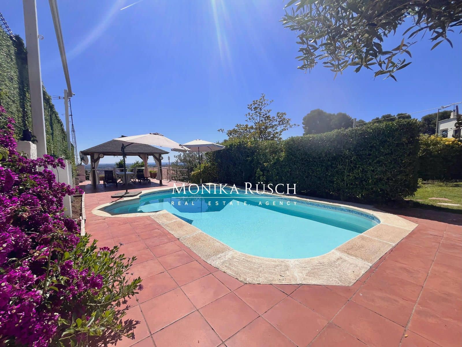 3 bedroom Villa for sale in Castelldefels with garage - € 1,300,000 (Ref: 9910007)