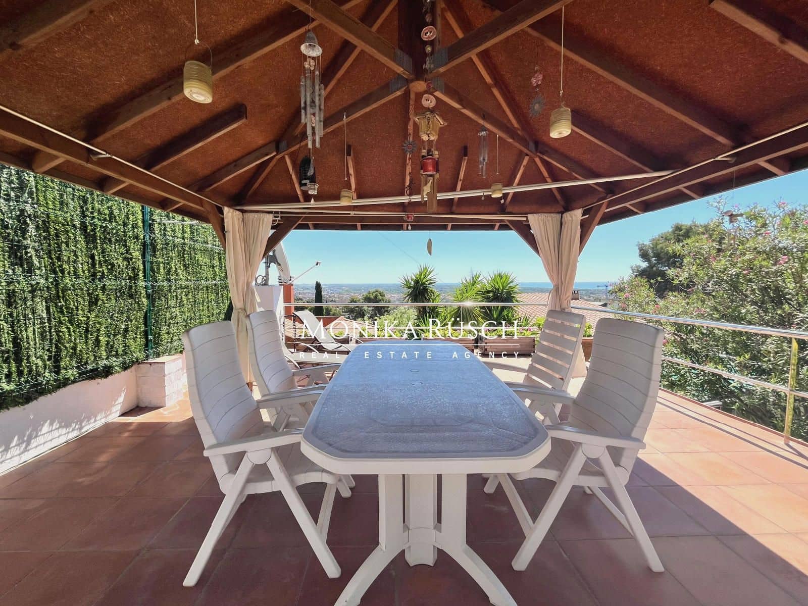 3 bedroom Villa for sale in Castelldefels with garage - € 1,300,000 (Ref: 9910007)