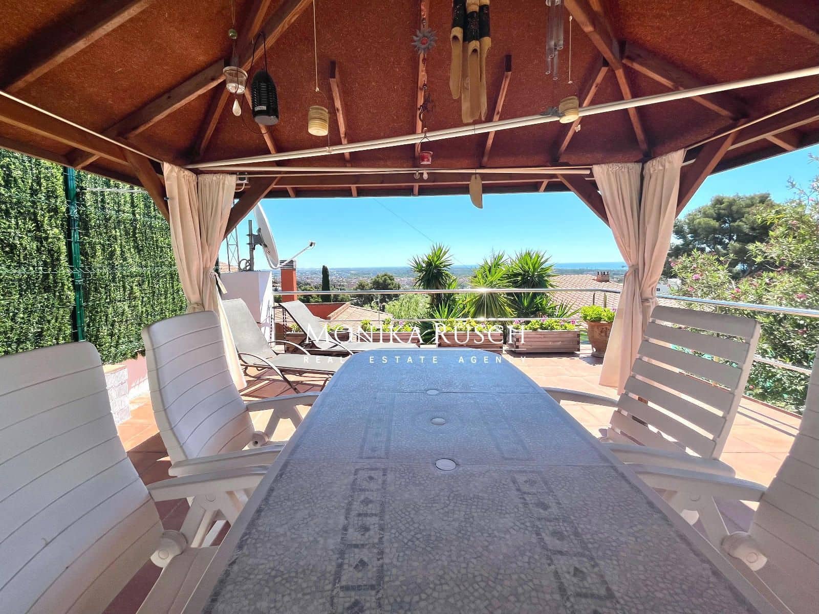 3 bedroom Villa for sale in Castelldefels with garage - € 1,300,000 (Ref: 9910007)