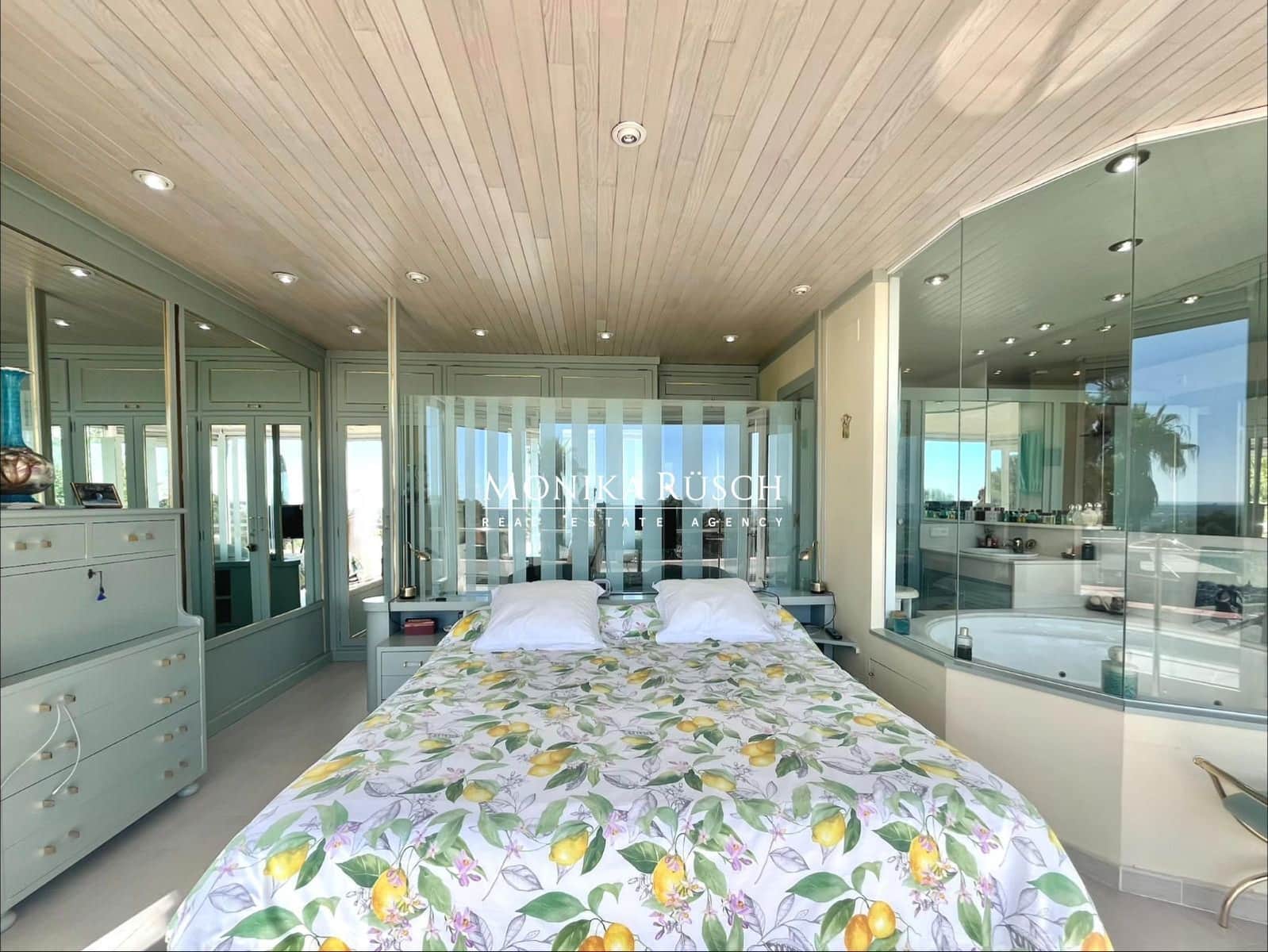 3 bedroom Villa for sale in Castelldefels with garage - € 1,300,000 (Ref: 9910007)
