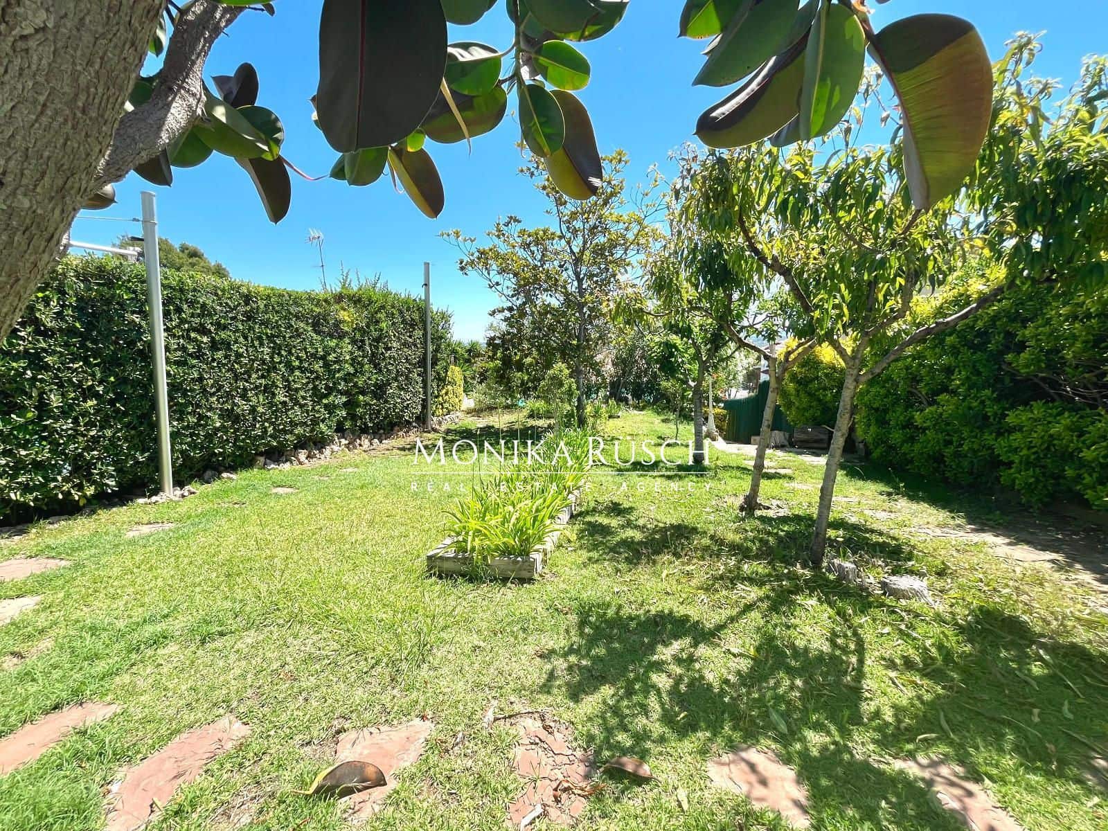 3 bedroom Villa for sale in Castelldefels with garage - € 1,300,000 (Ref: 9910007)
