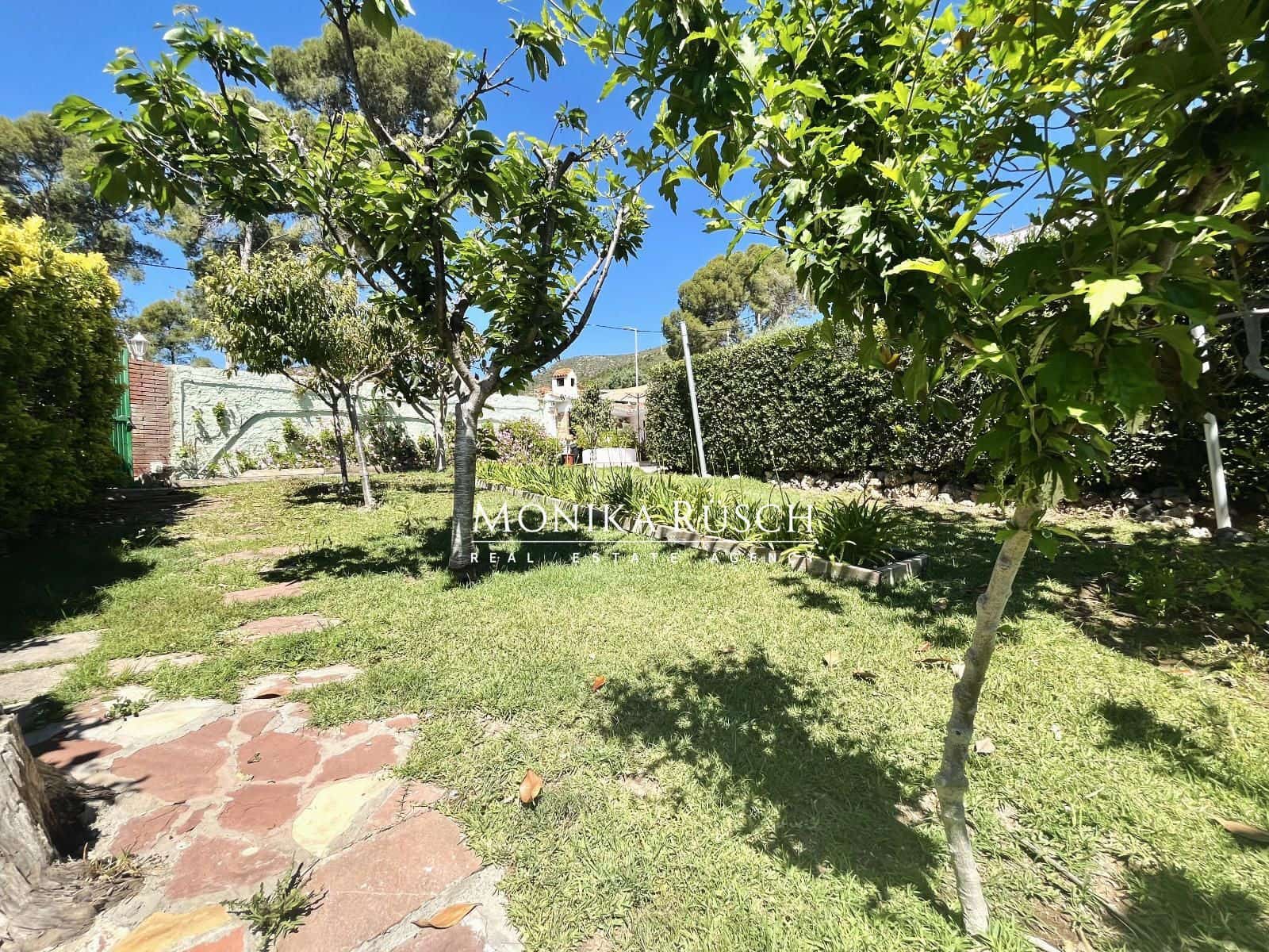 3 bedroom Villa for sale in Castelldefels with garage - € 1,300,000 (Ref: 9910007)