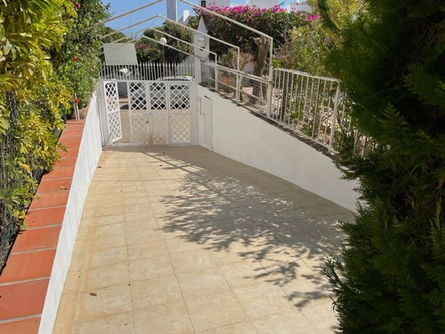 4 bedroom Villa for sale in Nerja with pool - € 699,000 (Ref: 7072340)