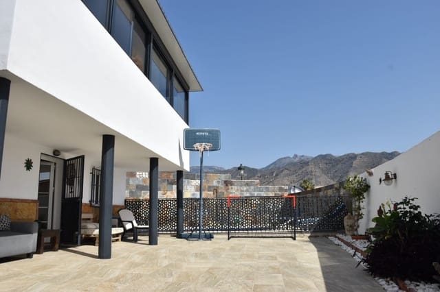 3 soveværelse Villa til salg i Nerja med swimmingpool - € 629.000 (Ref: 8847401)