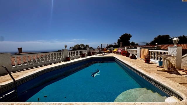 3 bedroom Villa for sale in Capistrano, Nerja with pool garage - € 650,000 (Ref: 9212539)