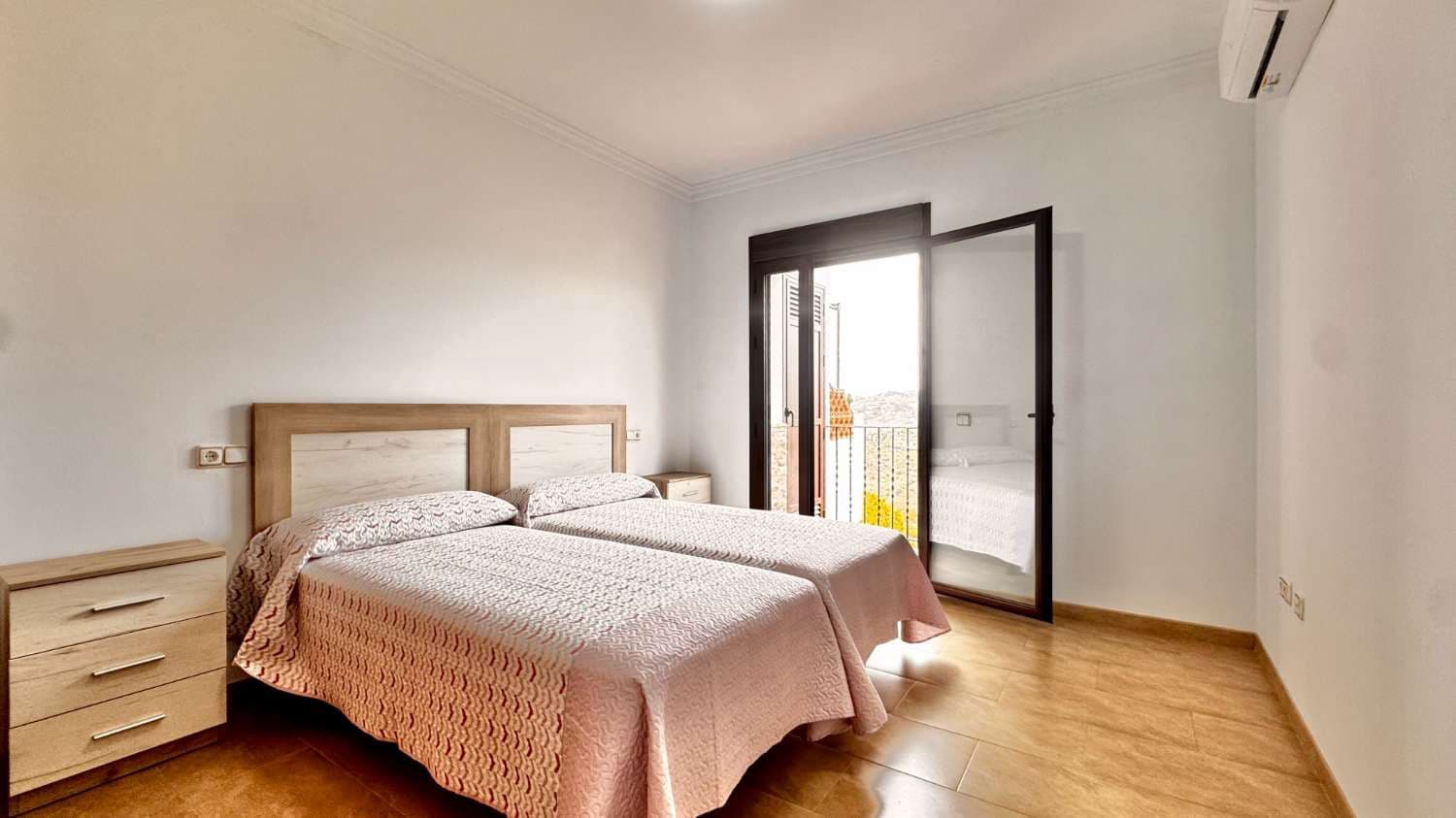 3 bedroom Flat for rent in Frigiliana - € 1,300 (Ref: 9284919)