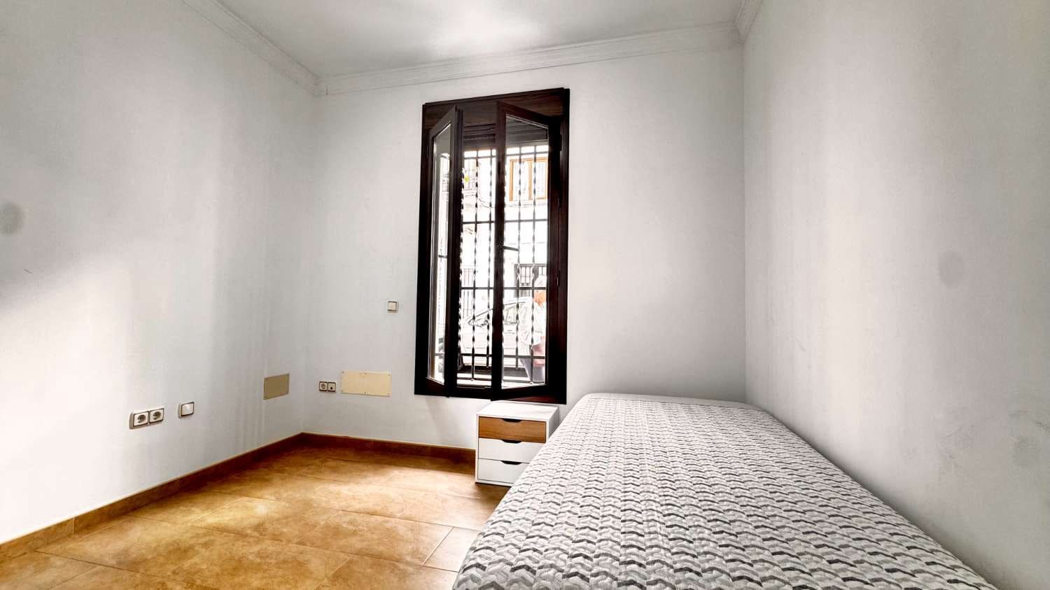 3 bedroom Flat for rent in Frigiliana - € 1,300 (Ref: 9284919)