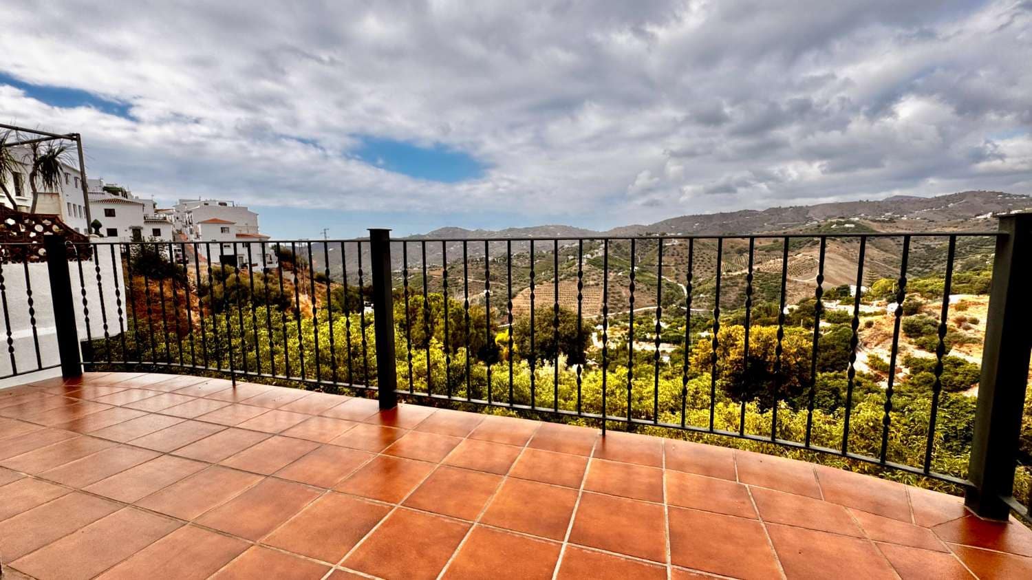 3 bedroom Flat for rent in Frigiliana - € 1,300 (Ref: 9284919)