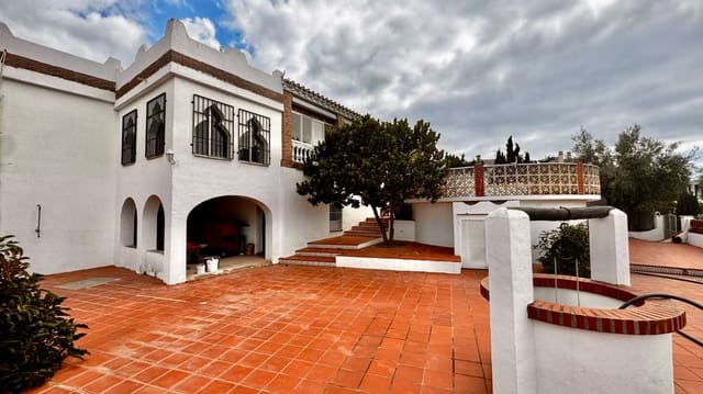 4 sypialnia Willa do wynajęcia w Avda Pescia - Ctra de Frigiliana, Nerja z basenem - 1 800 € (Ref: 9300525)