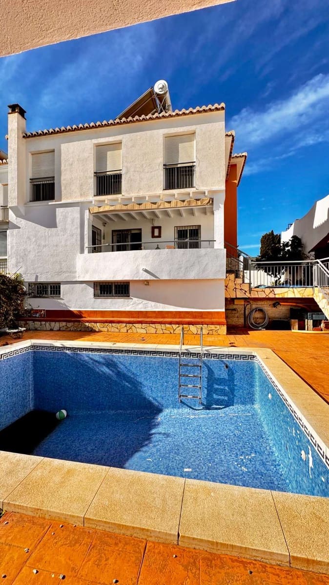 3 makuuhuone Huvila vuokrattavana paikassa Torrox-Costa mukana uima-altaan 
autotalli - 1 500 € (Ref: 9374994)