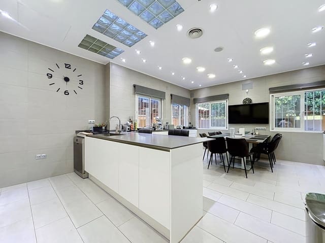 5 bedroom Villa for sale in La Nucia Pueblo  , La Nucia with pool garage - € 1,950,000 (Ref: 10081759)