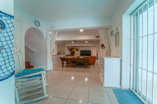 5 soveværelse Villa til salg i La Nucia Pueblo  , La Nucia med swimmingpool garage - € 1.750.000 (Ref: 10081759)