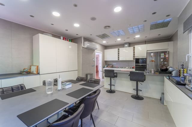 5 soveværelse Villa til salg i La Nucia Pueblo  , La Nucia med swimmingpool garage - € 1.750.000 (Ref: 10081759)