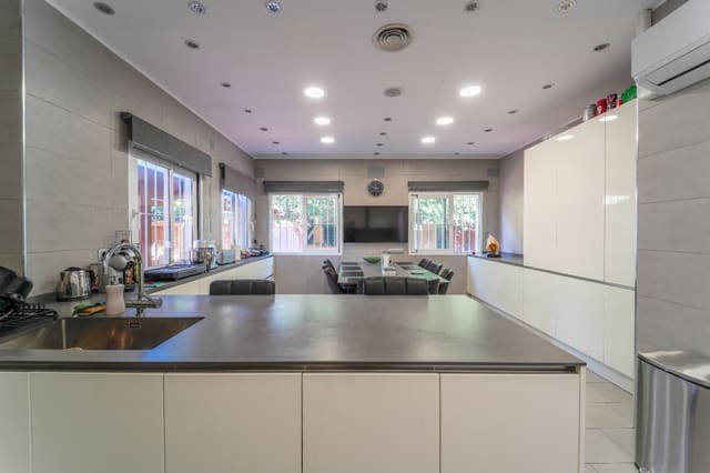 5 soveværelse Villa til salg i La Nucia Pueblo  , La Nucia med swimmingpool garage - € 1.750.000 (Ref: 10081759)