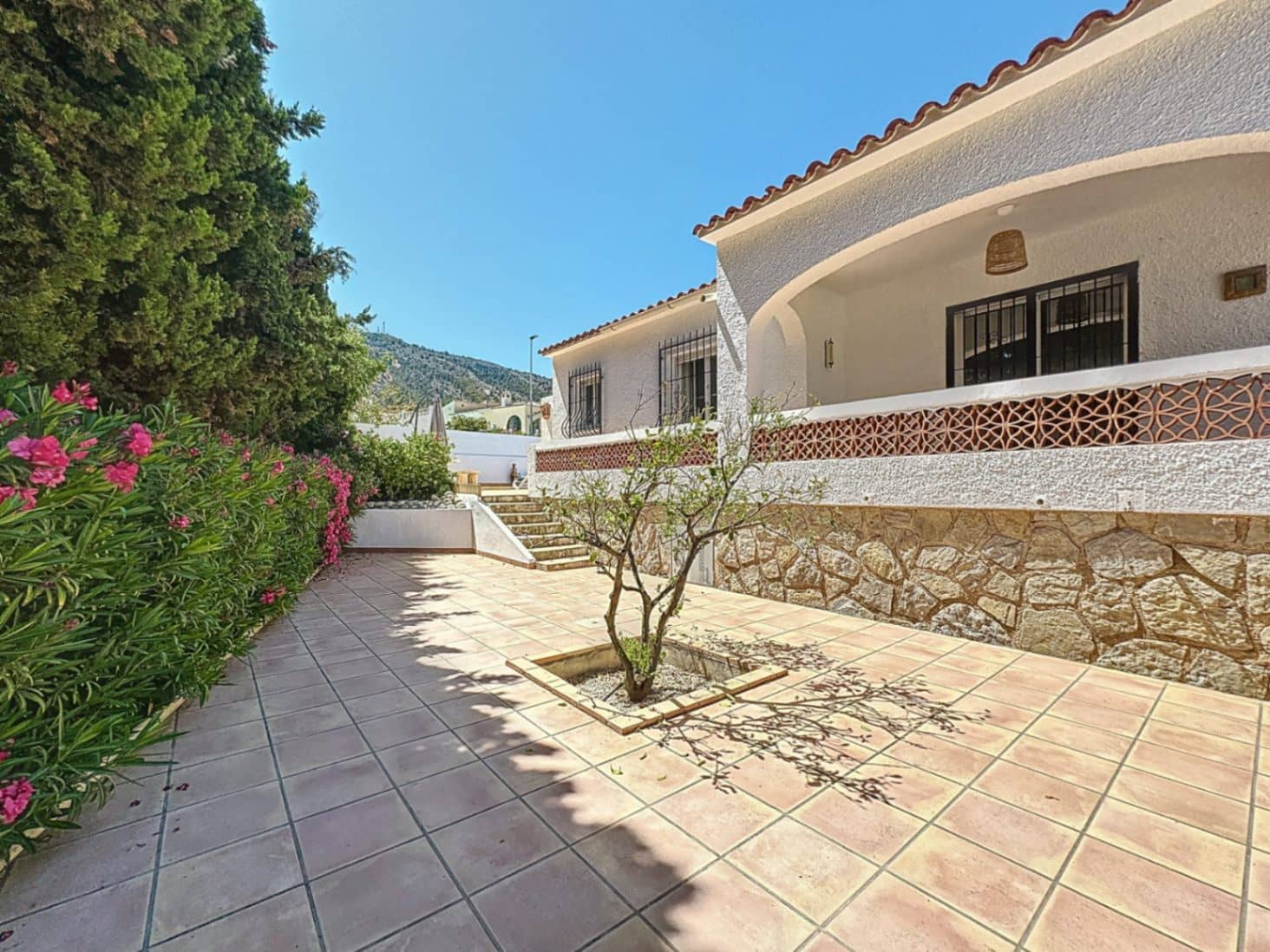 3 slaapkamer Villa te huur in Albir met zwembad garage - € 2.950 (Ref: 10095646)
