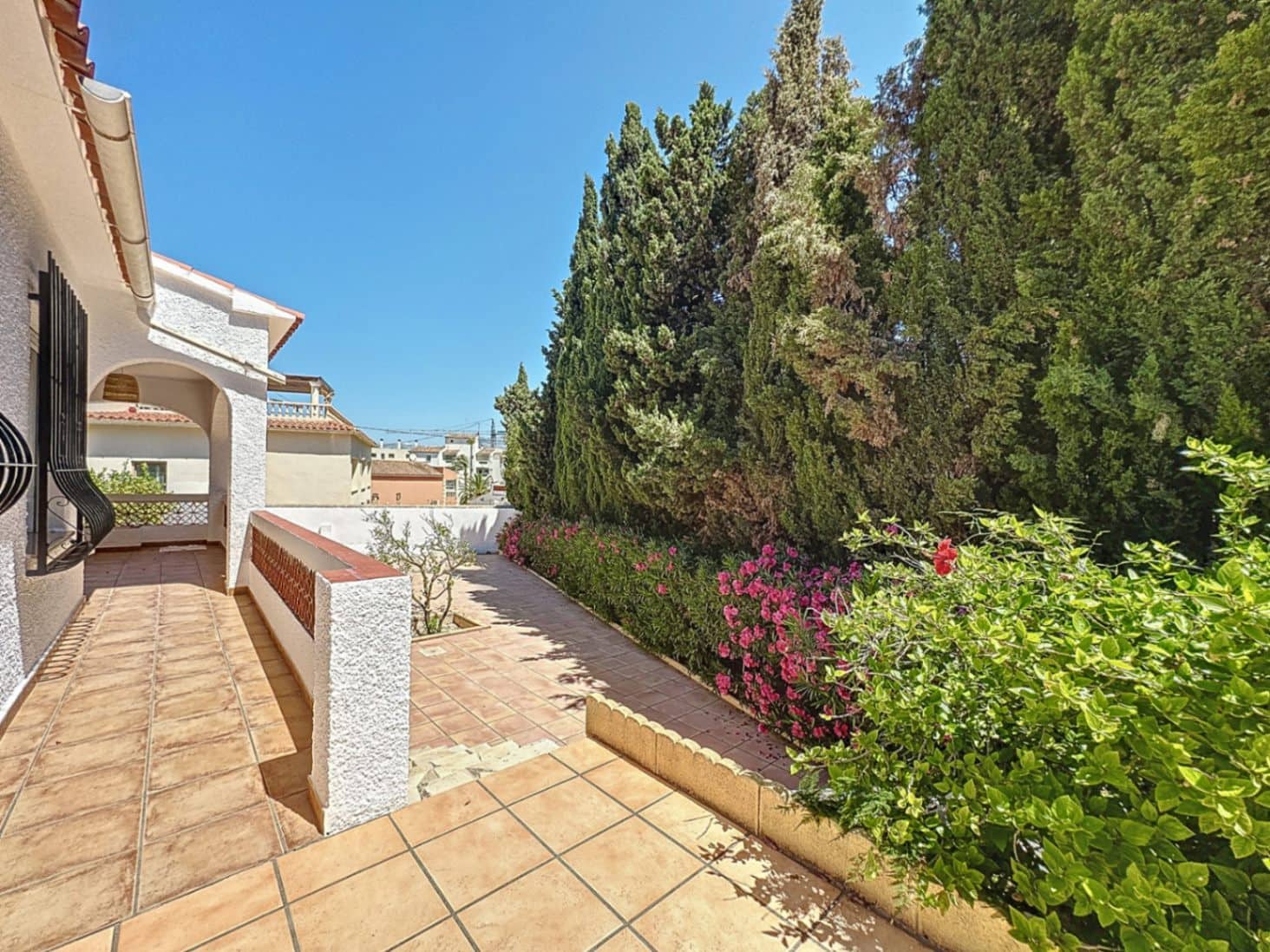3 slaapkamer Villa te huur in Albir met zwembad garage - € 2.950 (Ref: 10095646)