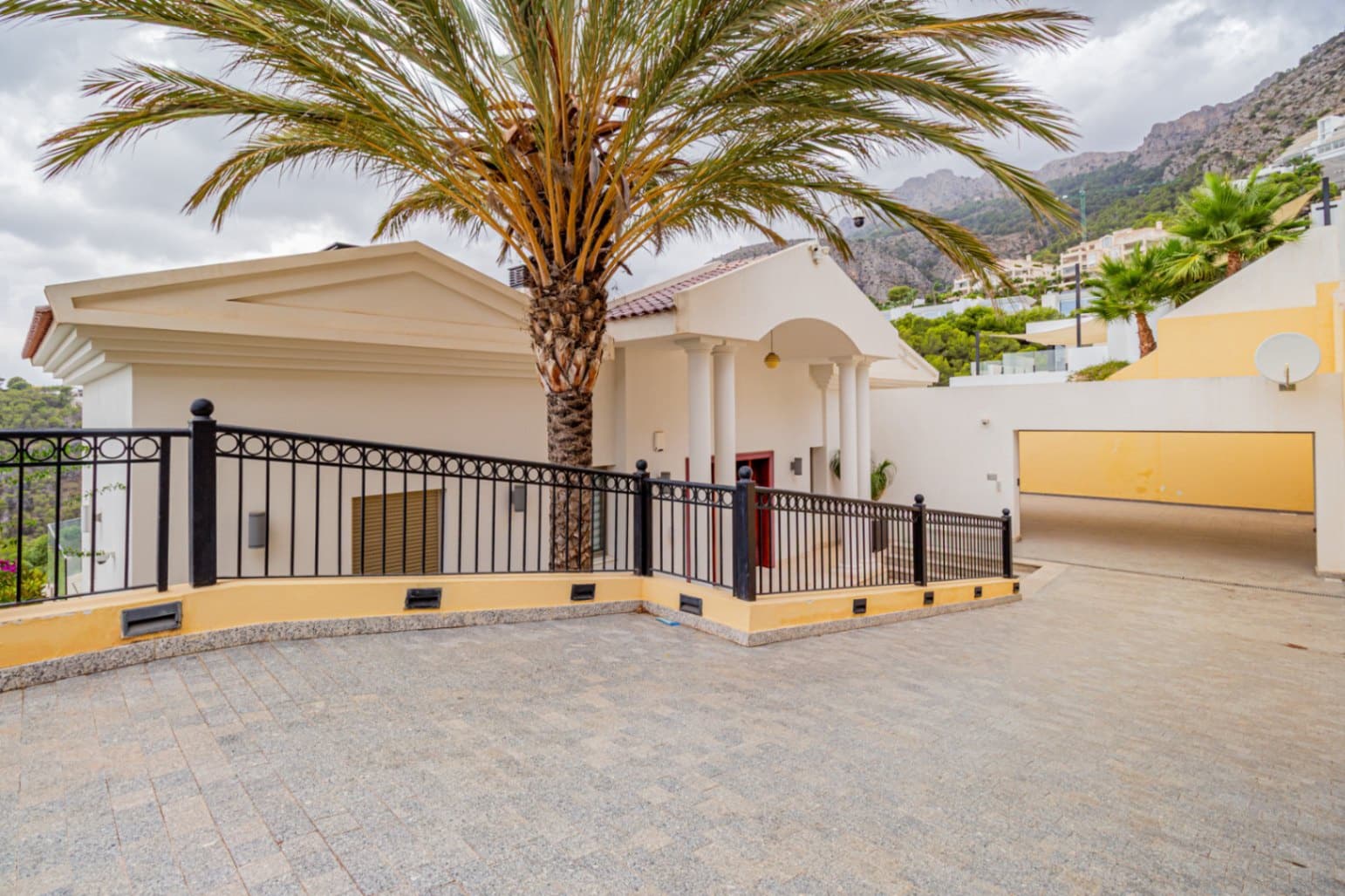 4 bedroom Villa for sale in Altea with pool garage - € 1,620,000 (Ref: 10156915)