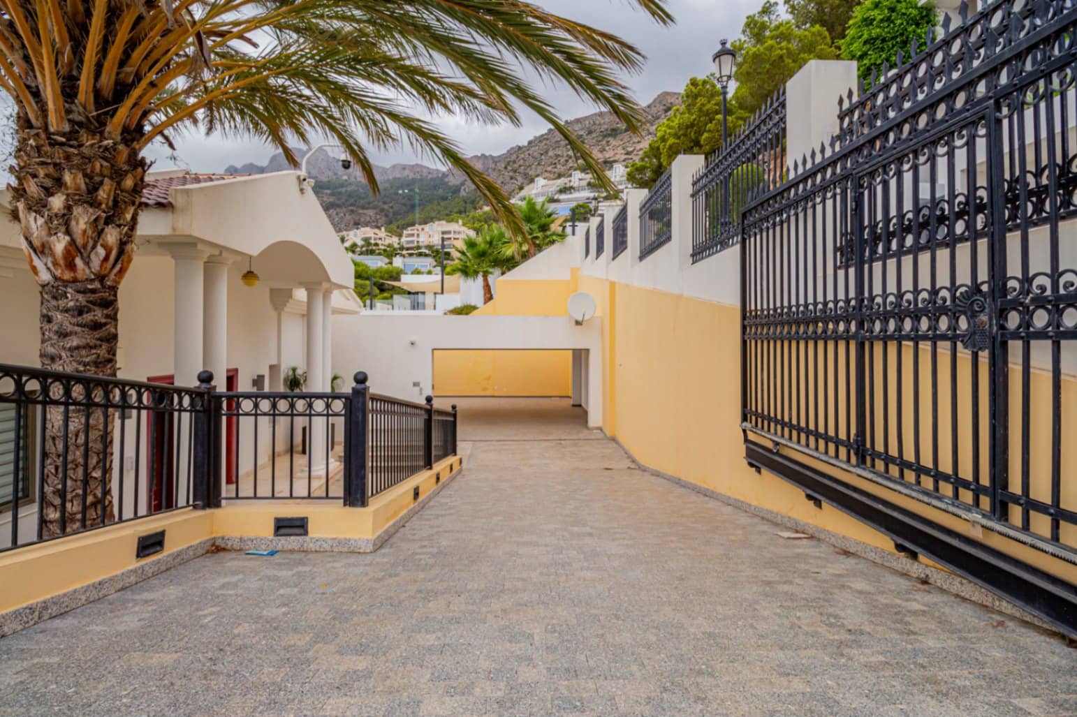 4 bedroom Villa for sale in Altea with pool garage - € 1,620,000 (Ref: 10156915)