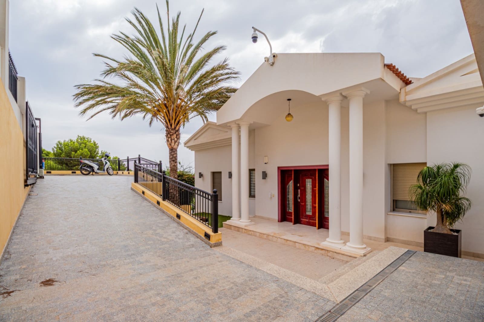 4 bedroom Villa for sale in Altea with pool garage - € 1,620,000 (Ref: 10156915)